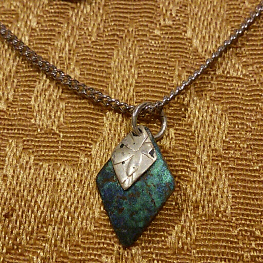 Ear and necklace set - Picture 3 of 3